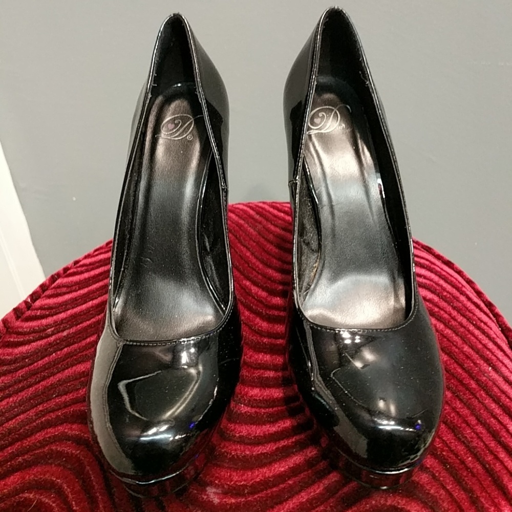Black patent leather platform pumps